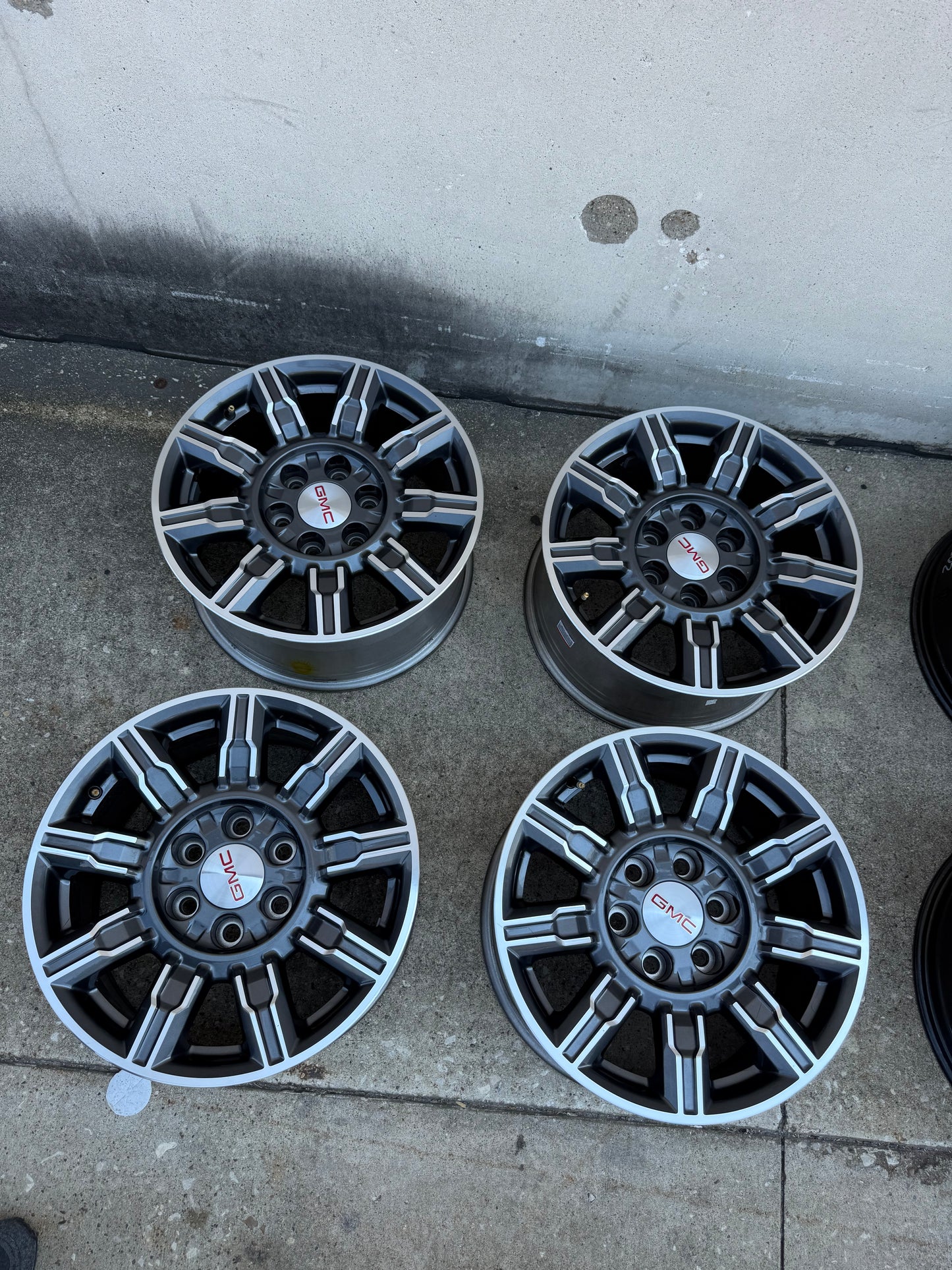 OEM GMC Sierra Denali 1500 Wheel Rim – 18x8.5, Machined Grey, 6 Lug (Hollander 14131A)